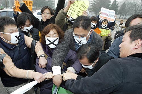 국회직원들이 인권운동가들이 들고 있는 현수막을 뺏으려 하고 있다. 